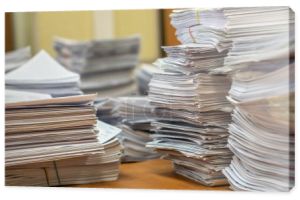 stos dokumentów papierowych w biurze