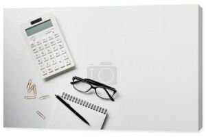 Widok z góry na papeterię, kalkulator i Notatnik z długopisem na białej powierzchni