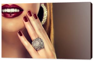 Piękna dziewczyna pokazuje czarne paznokcie do manicure. makijaż i kosmetyki, piękny uśmiech z białymi zębami. Biżuteria, pierścionek i kolczyki