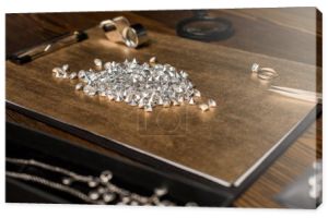 Selektywne skupienie kamieni szlachetnych, szkła powiększające i biżuterii na pokładzie na drewnianym stole