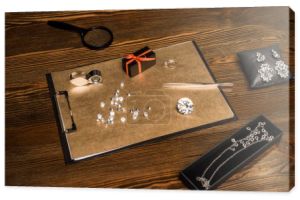 Kamienie, biżuteria i pudełko na pokładzie na drewnianym stole 