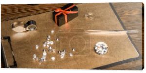 Panoramiczny strzał z kamieni szlachetnych, biżuterii i pudełka na pokładzie na drewnianym stole 