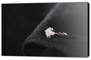 pierścionek zaręczynowy z czystego błyszczący diament na czarną tkaniną 