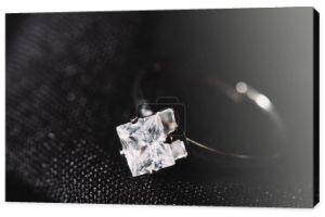 pierścionek zaręczynowy z pure diamond musujące na czarną tkaniną 