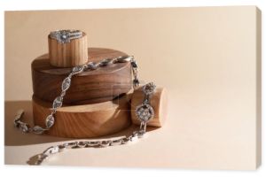 Stylowa prezentacja eleganckich bransoletek i obrączki na drewnianych podiach, przestrzeń na tekst. Luksusowa biżuteria