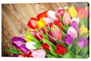 tulipany na drewnianym tle