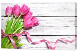 bukiet wiosennych różowych tulipanów