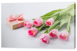 różowe tulipany i prezent