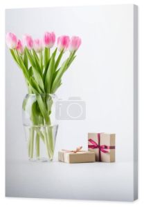 różowe tulipany i prezenty
