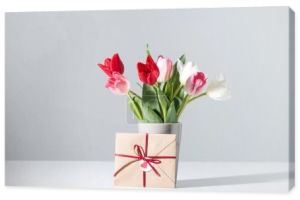 pięknych kwitnących kwiatów tulipanów w wazonie i koperty na szary