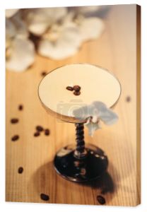 koktajl alkoholowy w metal szkło zdobione orchidei i ziarna kawy na drewnianym stole