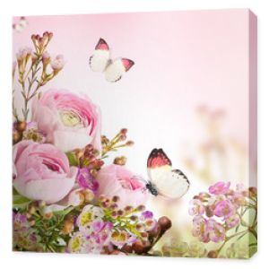 Delikatny bukiet z różowych róż i motyla