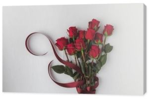 Widok z góry pięknych czerwonych róż z wstążki na białe, st Walentynki koncepcja