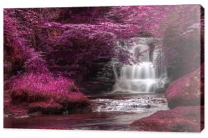 Piękny alternatywny kolorowy surrealistyczny krajobraz wodospadu