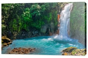 Panoramiczny widok na rzekę i wodospad Rio Celeste, park narodowy wulkanu Tenorio, Kostaryka