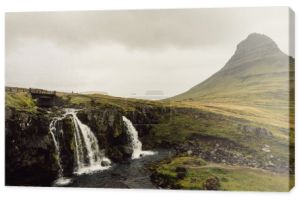 niesamowity krajobraz majestatyczny wodospad scenic w Islandii 