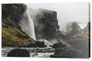 piękny krajobraz islandzki wodospad Haifoss w mglisty dzień