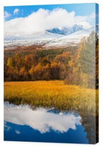 Jesienny krajobraz z górami i jeziorem