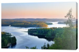 Jasne niebieskie jezioro Saimaa o zachodzie słońca, Finlandia, widok z lotu ptaka. Malownicze krajobrazy panoramiczne. Krajobraz atmosferyczny. Czysta przyroda, ekologia, ochrona środowiska, ekoturystyka, cele podróży