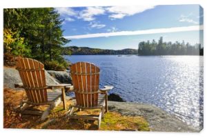 krzeseł Adirondack na brzegu jeziora
