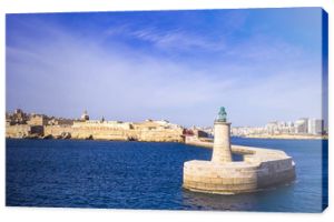 Valletta, Malta - stary most latarni morskiej i falochronu o poranku z błękitnym niebem
