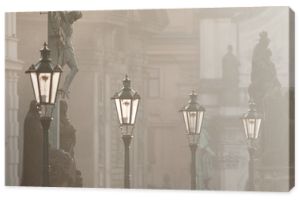 Lampy uliczne na Moście Karola o poranku Praga