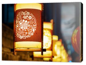 Nocny widok tradycyjnych orientalnych chińskich latarni ulicznych
