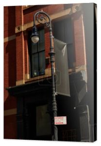 czerwony cegła vintage budynek i latarnia z parkowania znak w centrum Nowego Jorku jesienią