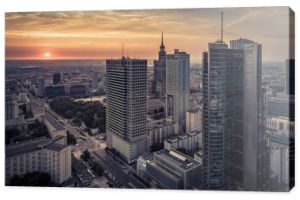 Warszawa, Polska. Widok z lotu ptaka na miasto o zachodzie słońca