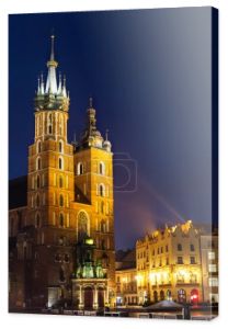 Kościół Mariacki w nocy w Kraków, Polska. 