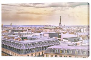 Krajobraz miasta Paryża w pastelowych odcieniach. Wieża Eiffla i stara dzielnica w pobliżu opery na dramatycznym tle nieba. Letni słoneczny dzień scenerii. Francja.