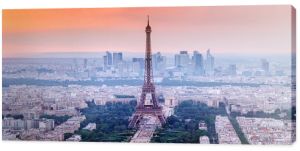 Paryż, Francja. Panoramiczny widok na panoramę Paryża z Wieżą Eiffla w centrum. Niesamowita sceneria zachodu słońca z dramatycznym niebem.