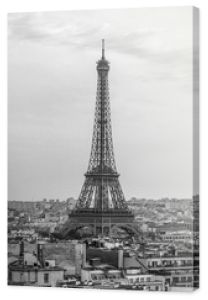 Paryż, Francja, 31 sierpnia 2015 r. Widok z góry z platformy badawczej na dachach Paryża. Krajobraz miasta z Wieżą Eiffla