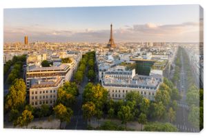 Paryż z góry ukazujący dachy, Wieżę Eiffla, wysadzane drzewami aleje z haussmannowskimi budynkami oświetlonymi zachodzącym słońcem. Avenue Kleber, Avenue d& 39 Iena i Avenue Marceau, 16. dzielnica