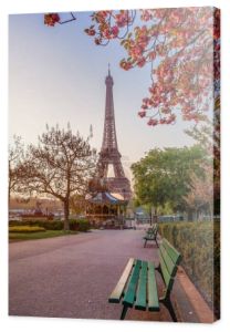 Wieża Eiffla z wiosną drzewa w Paryż, Francja