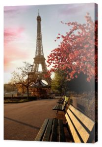 wieży Eiffla z wiosną drzewa, Paryż, Francja