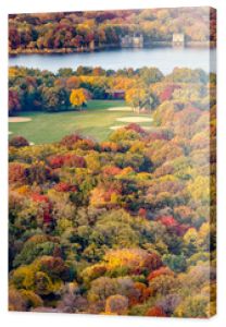Genialne kolory jesieni w Central Parku z góry. Widok z lotu ptaka na park jesienią z Great Lawn i zbiornikiem Jacqueline Kennedy Onassis. Manhattan, Nowy Jork