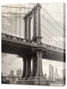 Czarno-biały widok na most Manhattan w Nowym Jorku