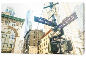 Znak ulicy Fifth Ave i West 33rd St w Nowym Jorku - koncepcja urbanistyczna i kierunek drogi w centrum Manhattanu - znana na całym świecie amerykańska stolica na filtrze lazurowego popołudnia