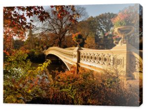 Jesień w Central Parku przy moście Bow