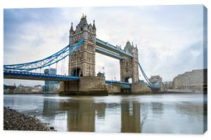 Londyn, Wielka Brytania – słynny na całym świecie most Tower Bridge o poranku