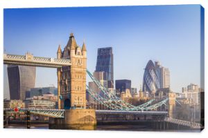 Londyn, Anglia – słynny most Tower Bridge w porannym słońcu z dzielnicą bankową w tle