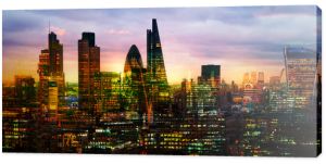 City of London o zachodzie słońca, obraz wielokrotnej ekspozycji z odbicia światła w nocy.