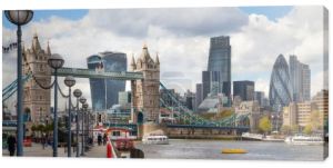 Londyn, Uk - 30 kwietnia 2015: Mostu Tower bridge i City of London finansowy aria na tle. Widok zawiera korniszon i innych budynków