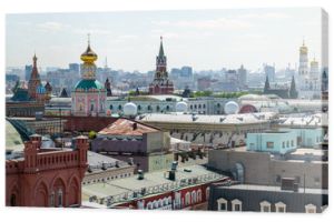 Widok na centrum miasta, wieża Spassky, dzwonnica Iwana Wielkiego w Moskwie. Rosja