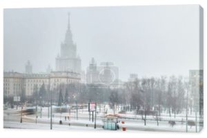 Moskwa, Rosja - 23 lutego 2021: Opady śniegu w kampusie słynnego moskiewskiego uniwersytetu zimą