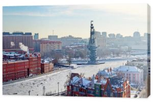 Moskwa, Rosja - 25 stycznia 2018: Widok zima dawnej fabryki czekolady "Czerwony październik" i Pomnik Piotra i z tarasu widokowego katedry Chrystusa Zbawiciela