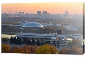 Zobacz panoramę Krylatskoye wiosłowa kanału i Pałacu sportów Krylatskoye o świcie.