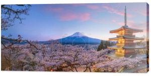 Góra Fuji i czerwona pagoda Chureito z kwiatem wiśni sakura o zachodzie słońca