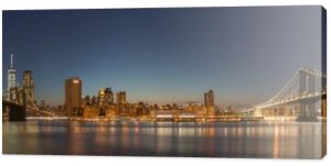 Panoramiczny widok na most Manhattan, most Brooklyn Bridge i panoramę Manhattanu nocą